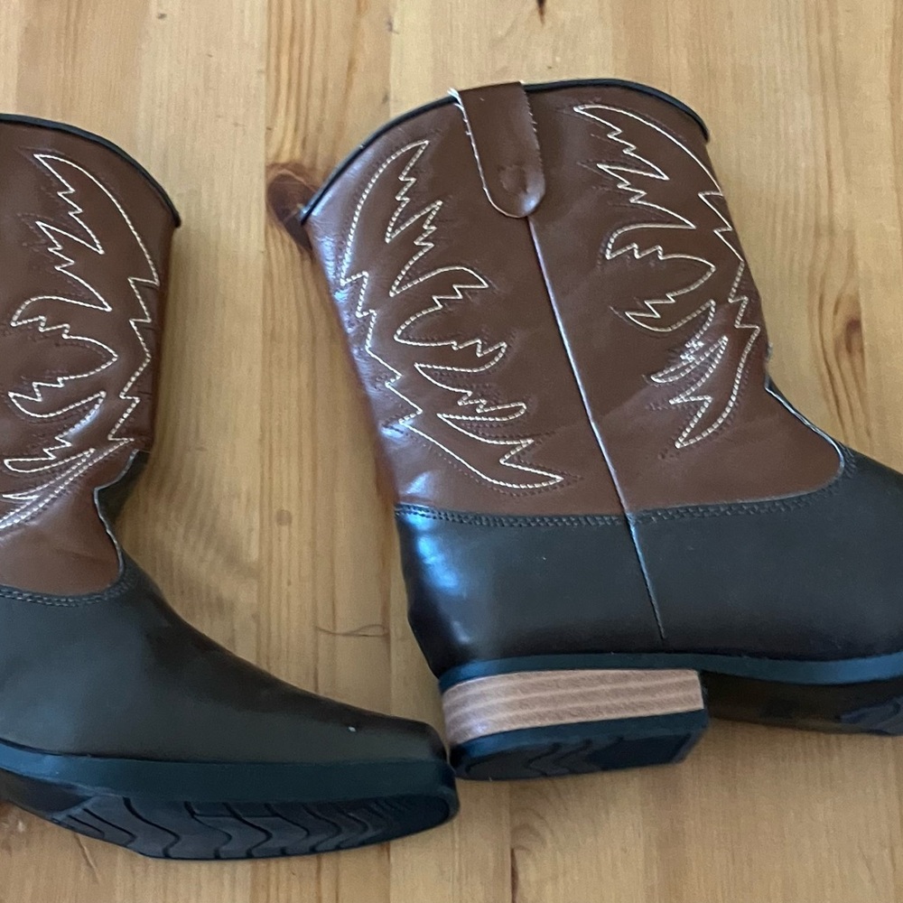 Boys Cowboy Boots  New w/out tag or box. Smartfit Brown two tone size 5